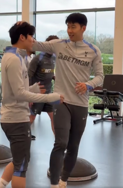 토트넘 손흥민(우)이 양민혁의 머리를 만지고있다