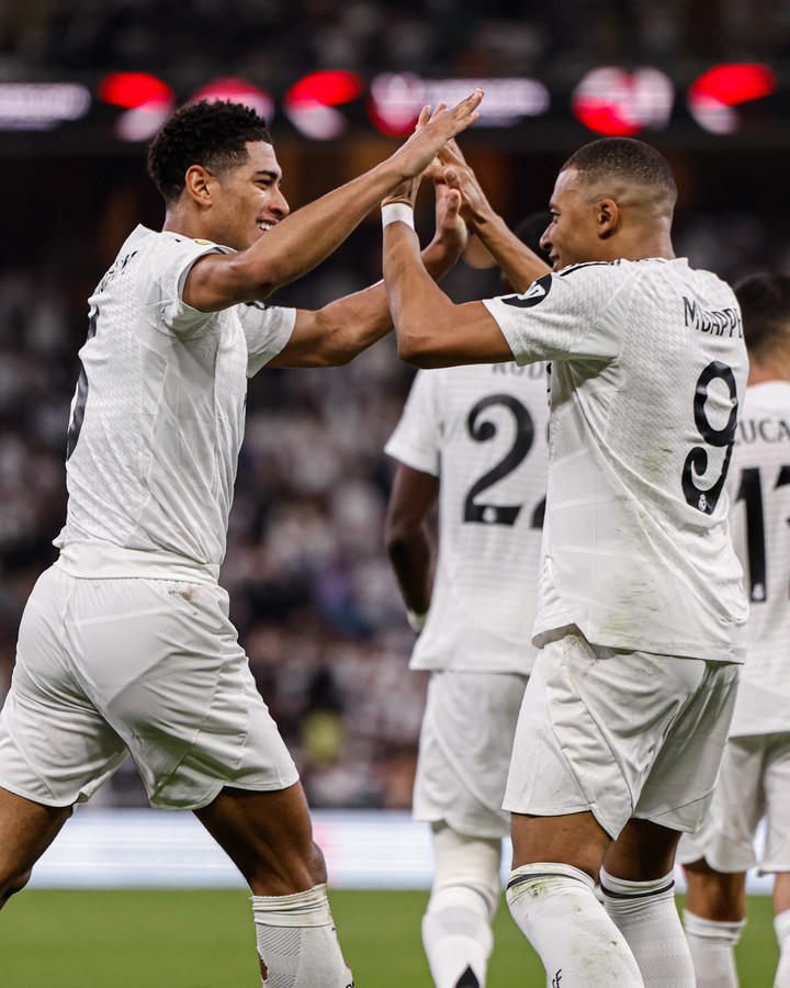 10일 마요르카와 경기에서 선제골을 넣은 뒤 함께 기뻐하는 레알 마드리드의 주드 벨링엄(왼쪽)과 킬리안 음바페