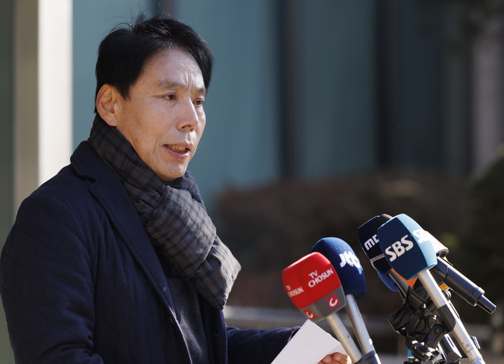 10일 축구회관 앞에서 긴급 기자회견을 연 신문선 제55대 대한축구협회장 후보