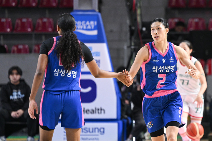 용인 삼성생명의 이해란(오른쪽)과 키아나 스미스