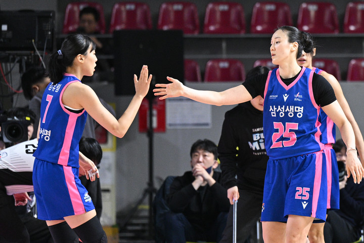 용인 삼성생명 강유림(왼쪽)과 배혜윤