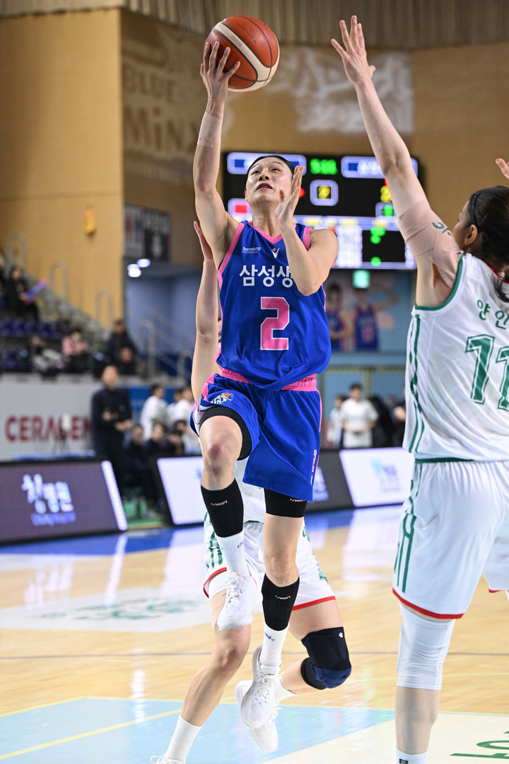 10일 부천 하나은행과 경기에서 슛을 시도하는 용인 삼성생명 이해란