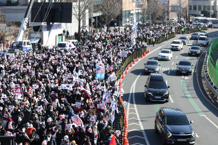 법원이 윤석열 대통령에 대한 체포영장을 재발부해 공조수사본부 차원의 영장 2차 집행 시도가 초읽기에 들어간 10일 오후 서울 용산구 한남동 대통령 관저 인근에서 보수단체가 주최한 가 열리고 있다. 2025.1.10