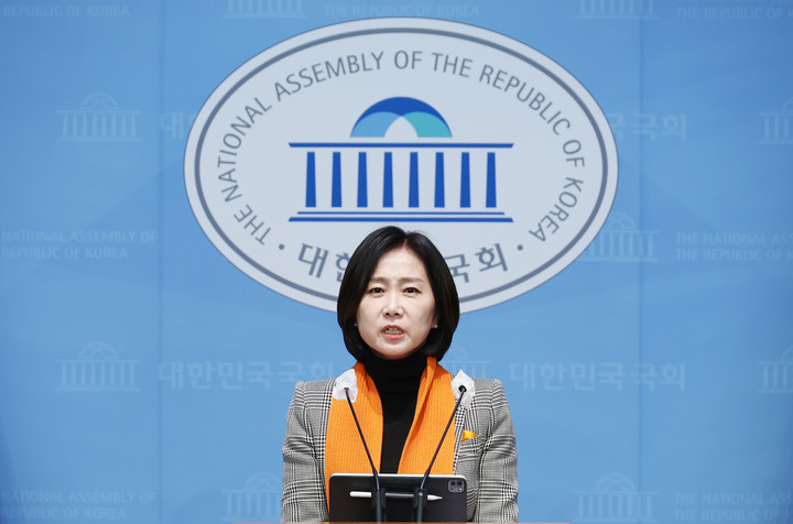 허은아 개혁신당 대표가 12일 오전 서울 여의도 국회 소통관에서 당 내 현안 관련 기자회견을 열고 발언하고 있다.