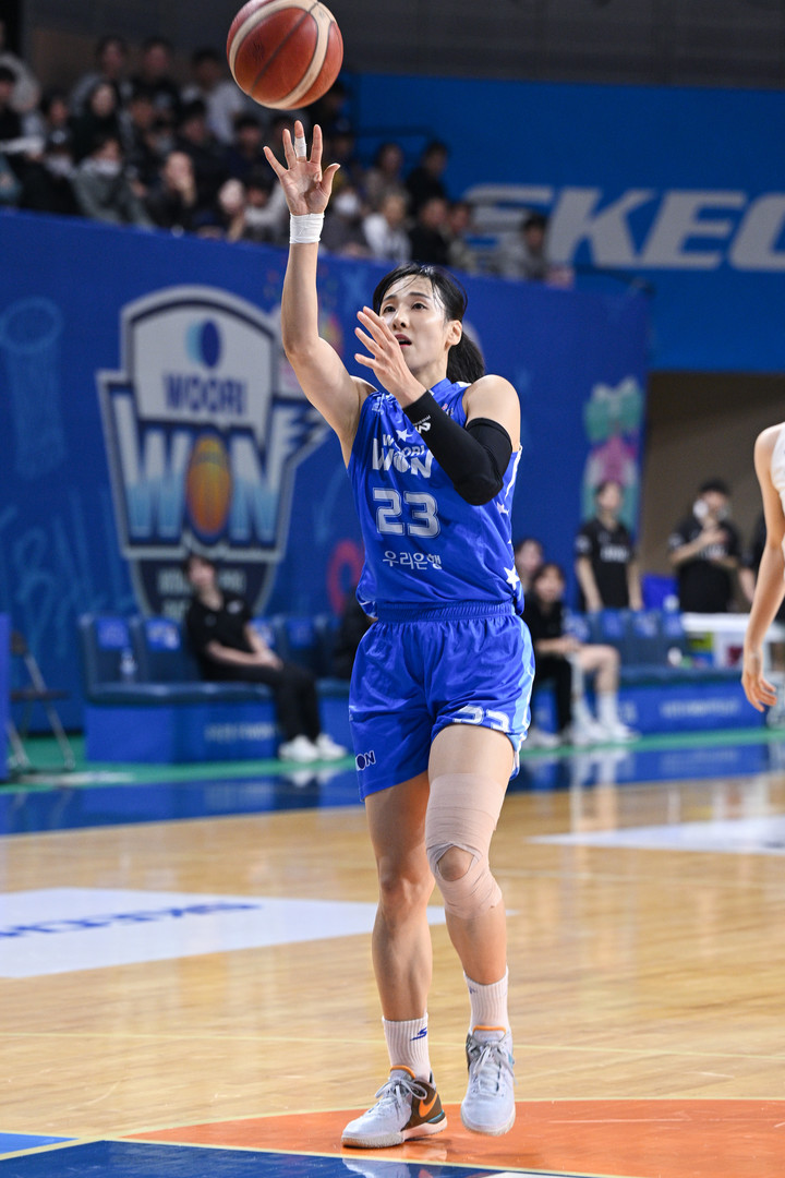 12일 BNK썸과 경기에 출전해 슛을 시도하는 아산 우리은행 김단비