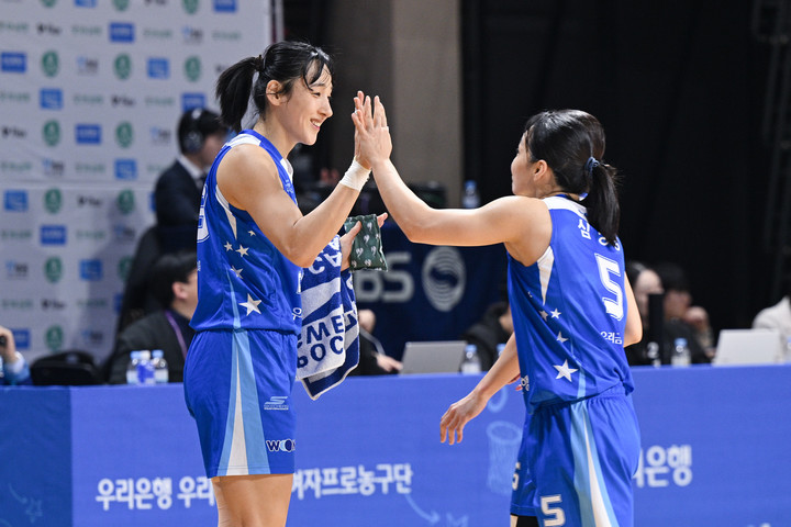 아산 우리은행 김단비(왼쪽)과 심성영