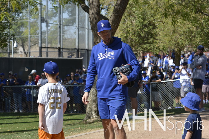 (스프링캠프에 참가한 다저스 '에이스' 클레이튼 커쇼와 그의 자녀들)