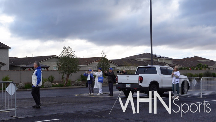 (오타니의 출근모습을 보기 위해 새벽잠을 설친 일본인 팬들)