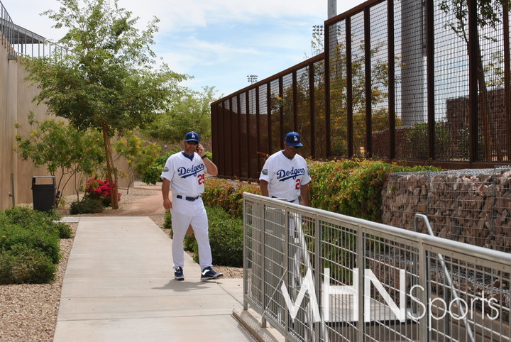 (스프링캠프 주경기장으로 이동하는 다저스 관계자들)