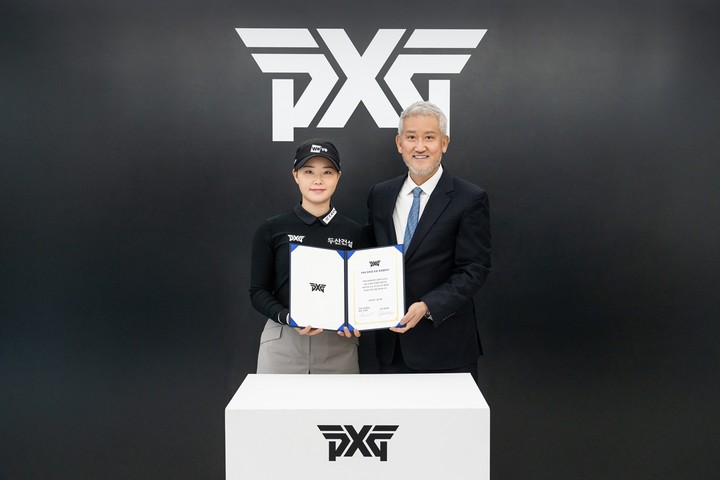 임희정과 신재호 로저나인 회장이 PXG어패럴 조인식 후 기념촬영을 하고 있다.