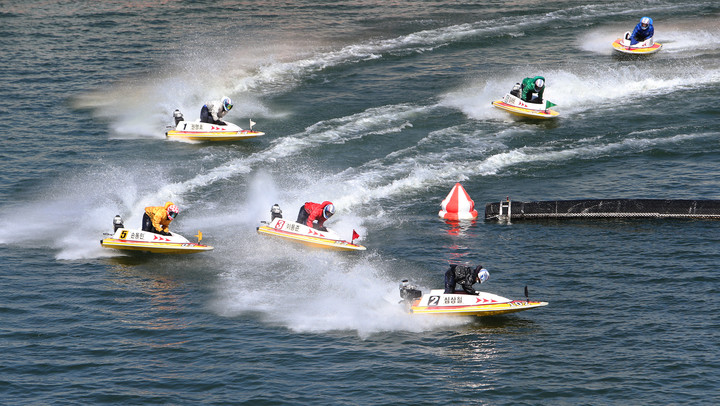 미사리경정장에서 선수들이 턴마크를 돌며 경합을 벌이고 있다.(사진 국민체육진흥공단 제공)