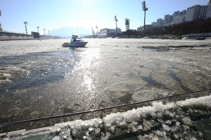 수면 결빙으로 경정 3회차(15~16일) 경주가 모두 취소됐다.(사진 국민체육진흥공단 제공)