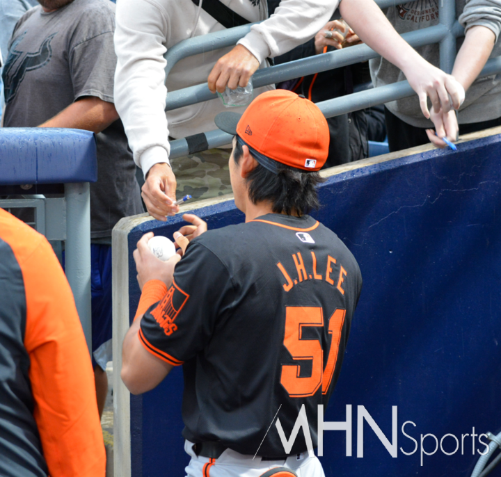 (지난해 스프링캠프에서 팬들의 사인요청에 응해주고 있는 이정후)