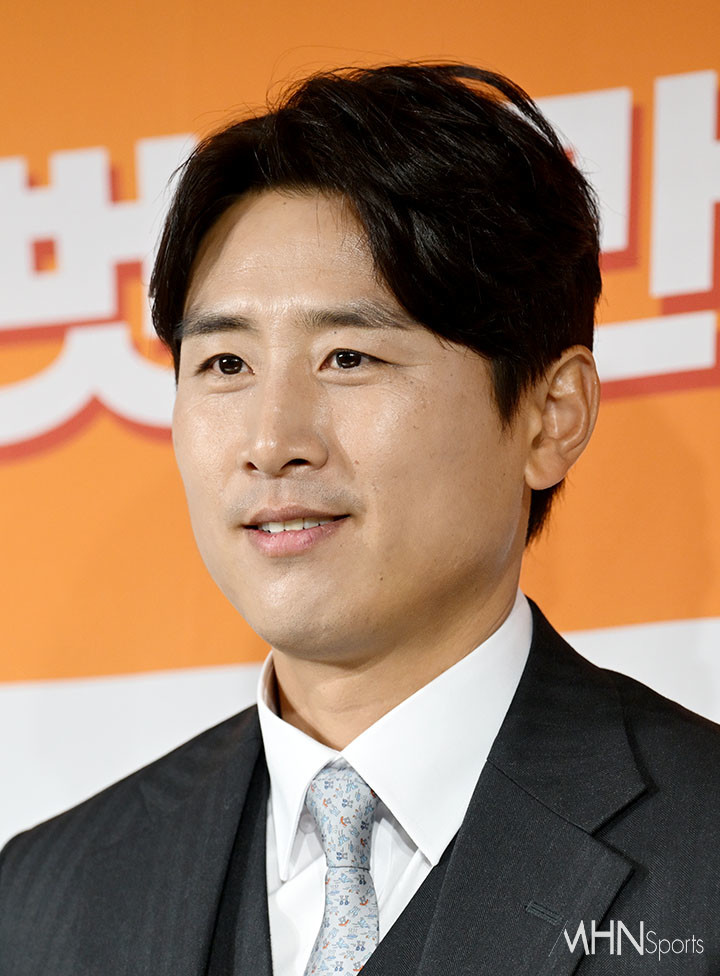 14일 축구회관에서 열린 은퇴 기자회견에서 포즈를 취하는 구자철