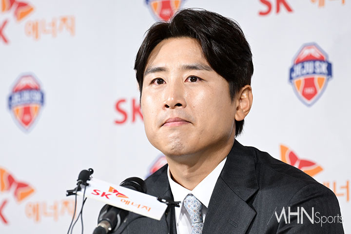 14일 축구회관에서 열린 은퇴 기자회견에 참석해 취재진의 질문에 답하는 구자철