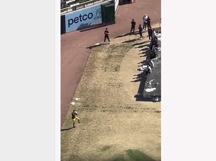 (사사키(왼쪽)가 지난 주말 펫코파크를 방문해 샌디에이고 감독과 선수들 앞에서 연습피칭을 했다)