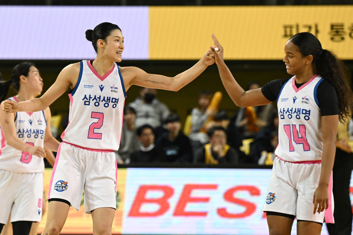 용인 삼성생명 이해란(오른쪽)과 키아나 스미스