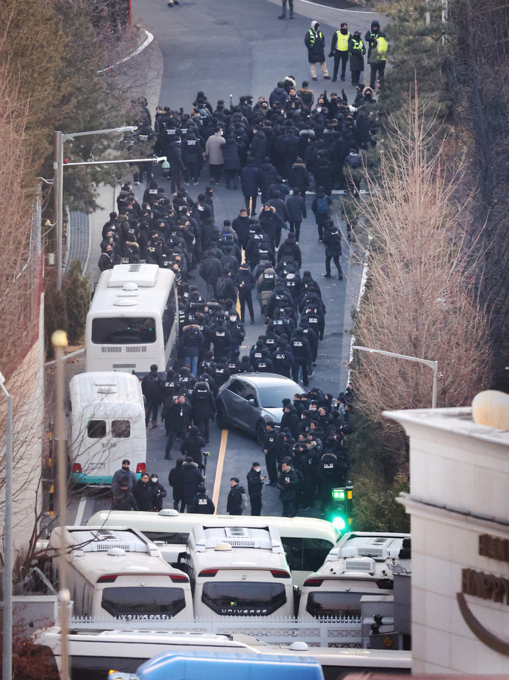 15일 고위공직자범죄수사처(공수처)와 경찰이 윤석열 대통령에 대한 2차 체포영장 집행에 나섰다.