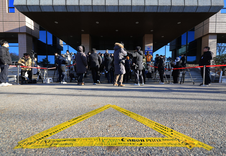 경기도 과천시 정부과천청사 내 고위공직자범죄수사처 앞에 포토라인이 설치돼 있다