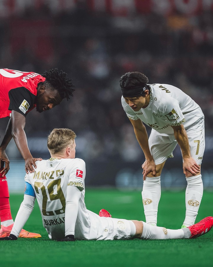 15일 레버쿠젠과 경기 도중 마인츠의 팀 동료 요나탄 부르카르트가 주저앉자 걱정스레 쳐다보는 이재성