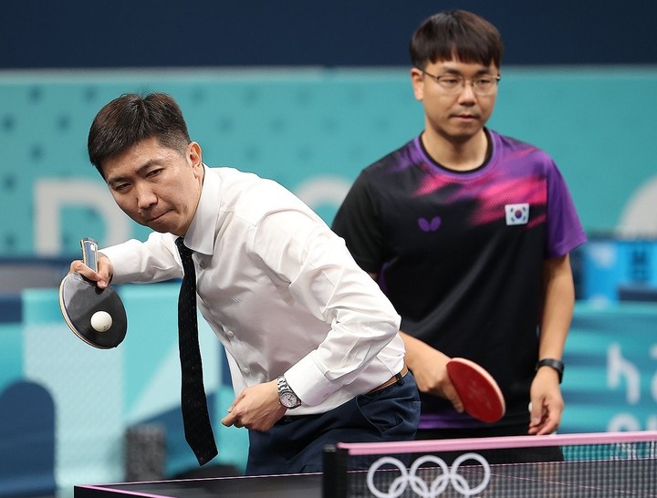 2024 파리 올림픽 대비 임종훈-신유빈과 스파링하는 유승민 전 탁구협회장