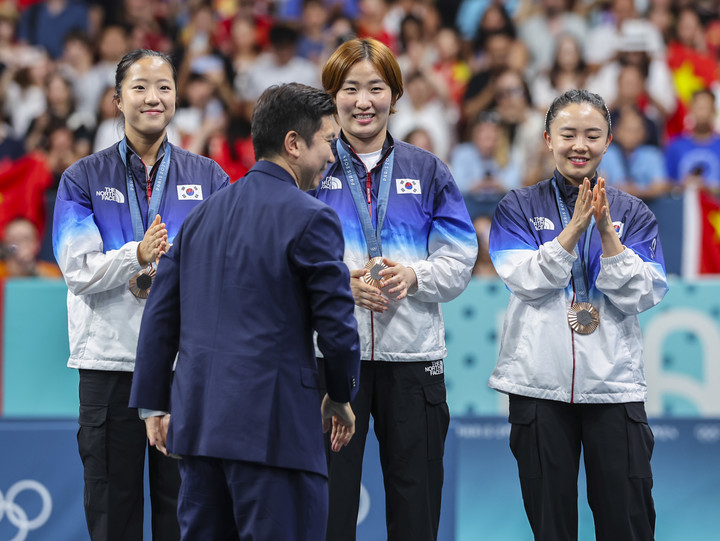 한국 여자탁구 대표팀에게 직접 메달을 걸어주는 유승민 전 탁구협회장