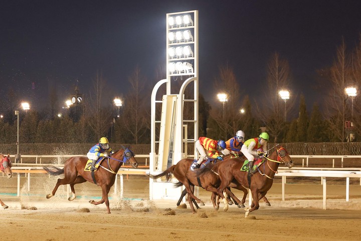 지난 12일 치러진 올해 첫 1등급 경주에서 ‘빈체로카발로’와 조재로 기수가 결승선을 가장 먼저 통과하고 있다.(사진 한국마사회 제공)