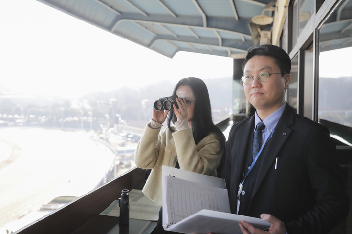 박명선 심판위원(왼쪽)과 정재민 심판위원이 경주를 지켜보고 있다.(사진 한국마사회 제공)