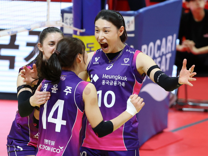 16일 광주 서구 페퍼스타디움에서 열린 프로배구 V리그 여자부 페퍼저축은행과 흥국생명의 경기. 흥국생명 김연경이 정윤주와 함께 포효하고 있다. 2025.1.16