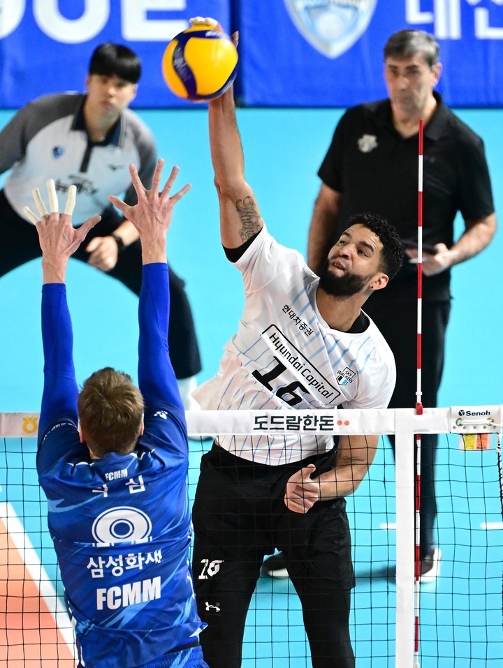 15일 대전 충무체육관에서 열린 도드람 2024-2025 V리그 남자부 삼성화재와 현대캐피탈의 경기. 현대캐피탈 레오가 스파이크하고 있다. 2025.1.15