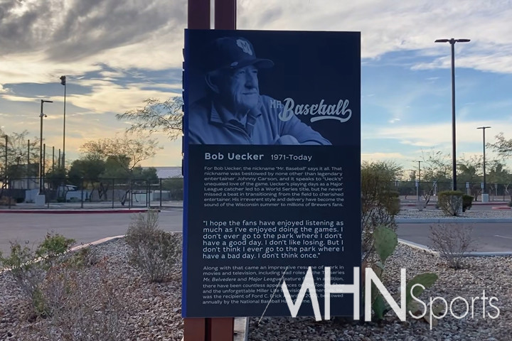 (미국 애리조나주 피닉스 밀워키 스프링캠프에 세워진 밥 웨커의 대형사진 전시물)