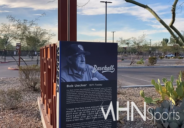 (밀워키 스프링캠프에 세워져 있는 웨커의 대형사진 전시물)