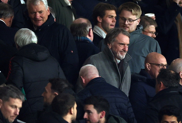 맨유 짐 래드클리프 구단주(가운데)