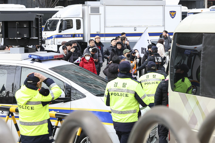 서부지법 앞으로 도열한 윤 대통령 지지자들과 막아서는 경찰