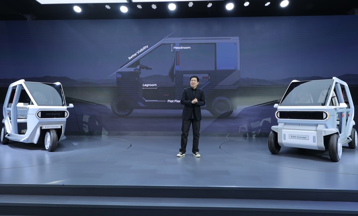 바랏 모빌리티 글로벌 엑스포 2025 행사에서 현대차 현대제네시스글로벌디자인담당 이상엽 부사장이 3륜 및 마이크로 4륜 EV 콘셉트 디자인을 설명하고 있는 모습