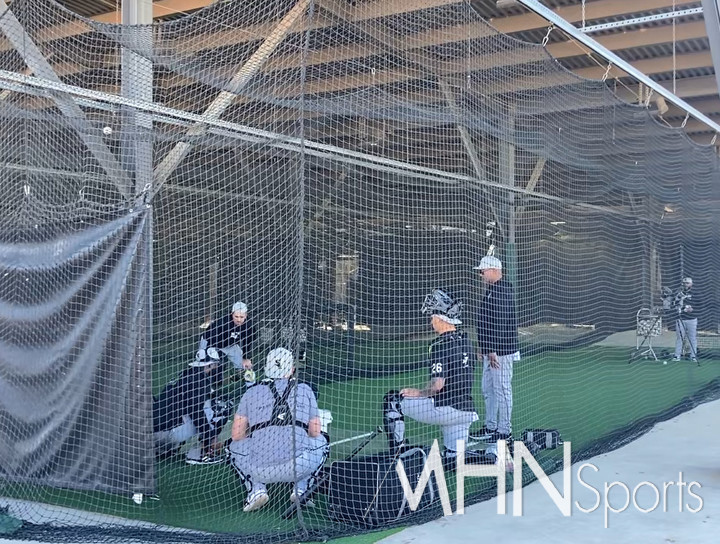 (지난해 시카고 화이트삭스에서 뛰었던 말도나도(왼쪽)가 스프링캠프에서 포구훈련을 하고 있다)