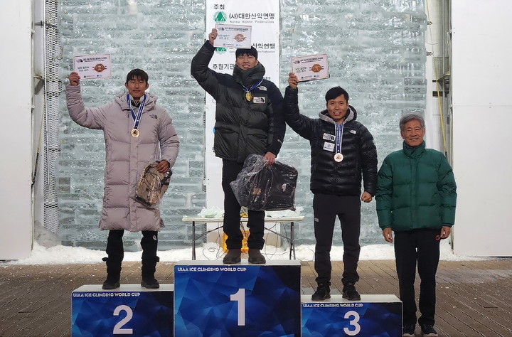 남자 리드 시상식에 오른 1위 이영건, 2위 임재준, 3위 박희용, 맨오른쪽은 손중호 대한산악연맹 회장