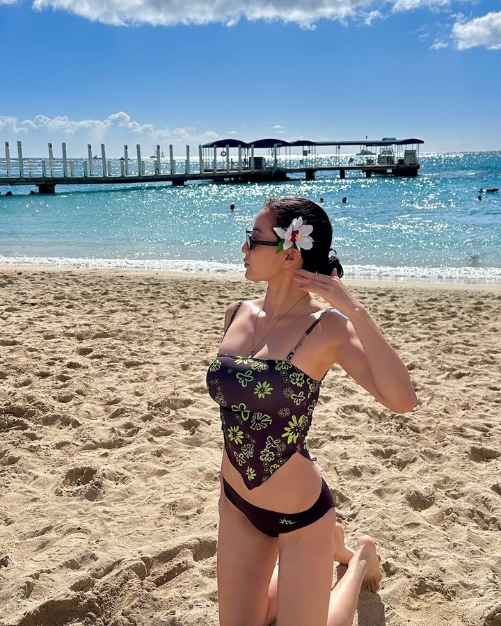 사진=포트 힐튼을 배경으로 카하나 모쿠비치에서 트와이스 지효