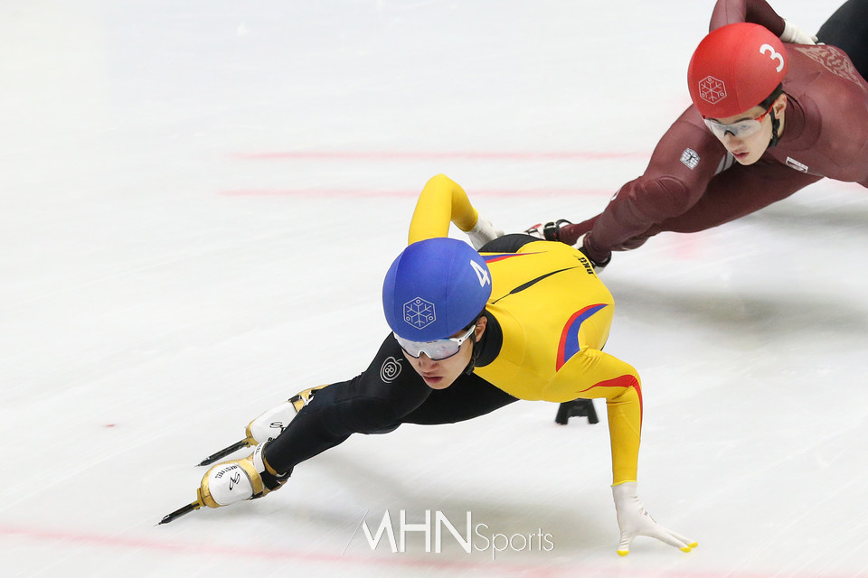 쇼트트랙 김태성(앞)이 질주하고 있다