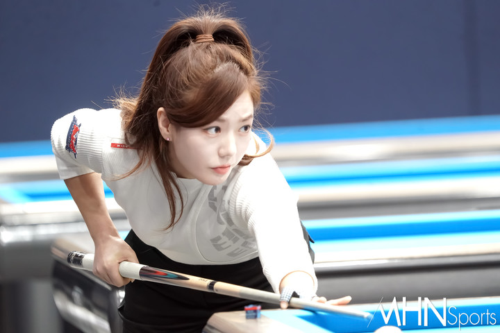 LPBA 한주희가 경기를 치르고 있다