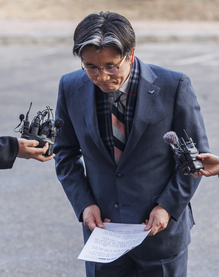 22일 오전 정부과천청사 내 고위공직자범죄수사처(공수처)에 출근하던 중 취재진들과 만나 인사를 하고 있는 오동운 공수처장