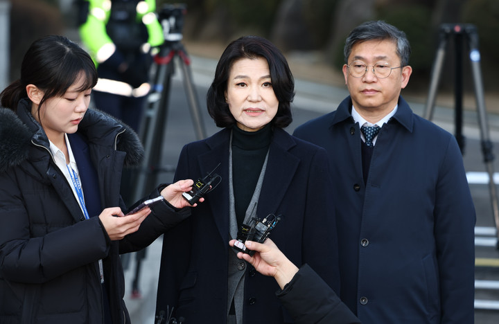 23일 이진숙 방송통신위원장이 자신의 탄핵소추안이 기각되자 서울 헌법재판소 앞에서 취재진들의 질의에 응답하고 있다. 