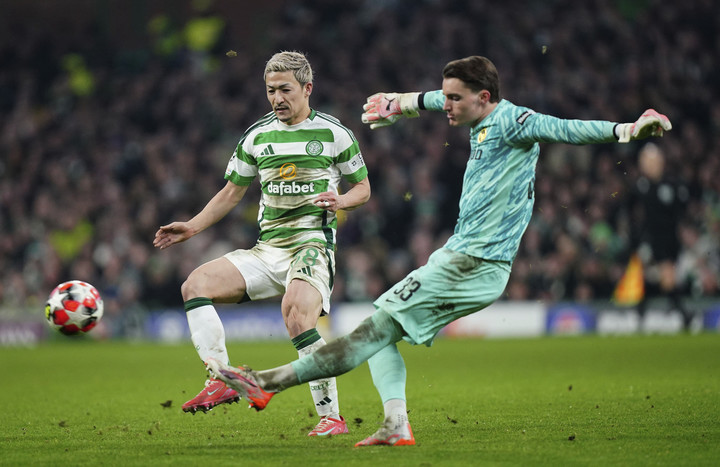 23일 영 보이스와 경기에 출전한 셀틱의 마에다 다이젠(왼쪽)