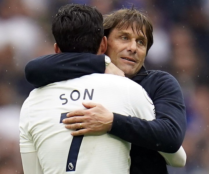 토트넘 손흥민과 콘테 감독이 포옹하고 있다