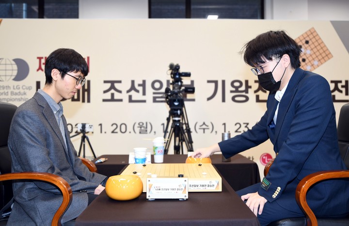 변상일 9단(왼쪽)과 커제 9단이 대국을 벌이고 있다.(사진 한국기원 제공)