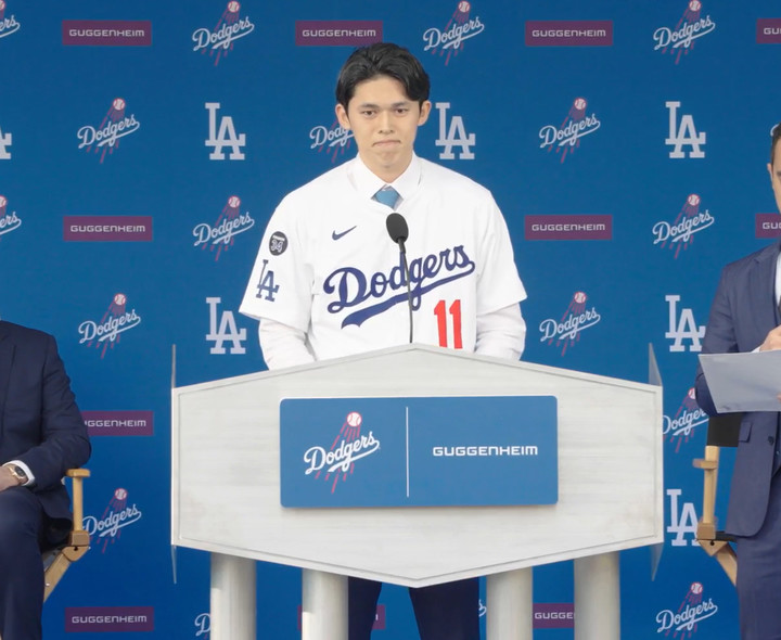 (최근 다저스와 계약한 일본인 투수 사사키 로키가 23일(한국시간) 입단식을 하고 있다)