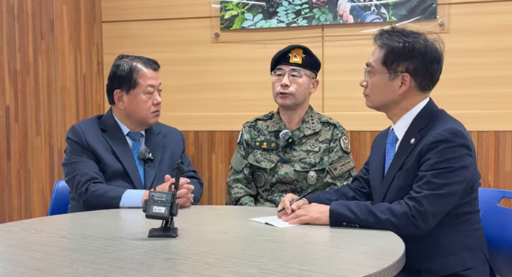 곽종근 육군 특수전사령관이 지난달 6일 특전사령부에서 더불어민주당 김병주(왼쪽), 박선원 의원과 계엄 당시 상황에 관해 인터뷰하고 있다. 