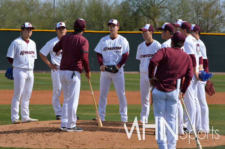 (키움의 2024년 애리조나 스프링캠프. 투수들이 수비훈련을 하기 위해 코치의 설명을 듣고 있다)