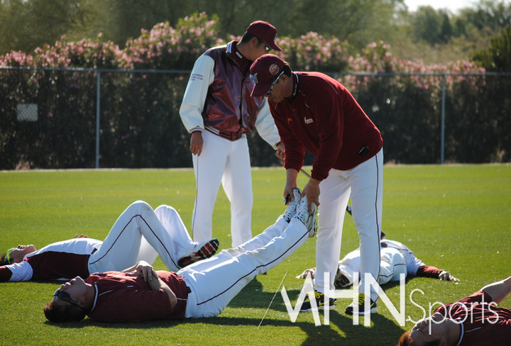  (키움은 전신인 넥센 때부터 애리조나에서 스프링캠프를 차렸다. 김시진 전 감독이 선수의 운동을 돕고 있다)