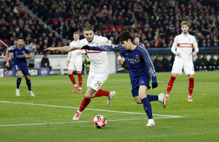 파리 생제르맹(PSG)의 이강인이 29일 독일 슈투트가르트 MHPArena에서 열린 UEFA 챔피언스리그 경기에서 VfB 슈투트가르트의 제프 차보트와 경합을 벌이고 있다.